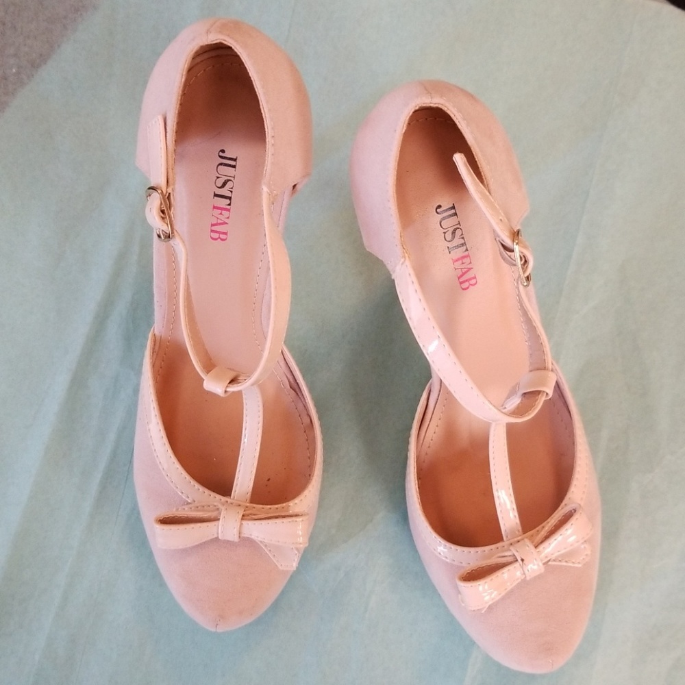 JUST FAB SZ 8 T-STRAP PUMPS NUDE SUEDE